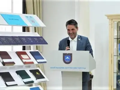 تاثیرپذیری شاعر ملی قزاقستان از شاعران ایرانی