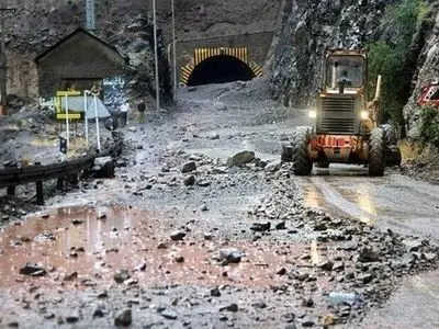 هشدار ریزش سنگ در جاده‌های کوهستانی مازندران