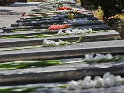 گلباران قبور مطهر شهدا توسط  اصحاب رسانه فارس
