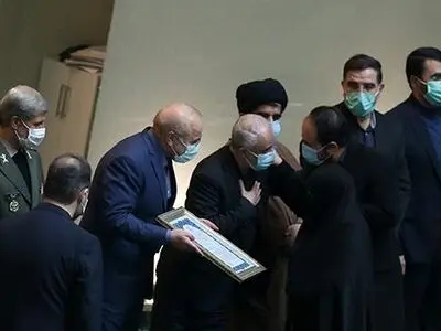 مراسم تجلیل از خانواده شهید فخری زاده در صحن مجلس برگزار شد
