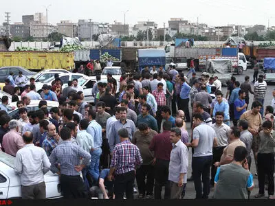تجمع کارگران میادین میوه و تره‌بار در اعتراض به«طرح دست‌چین»