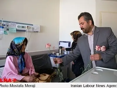 اهداء شاخه گل به کارگران بیمارستان امام رضا(ع) قم