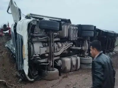 دو مصدوم بر اثر واژگونی تریلی در محور قزوین-رشت
