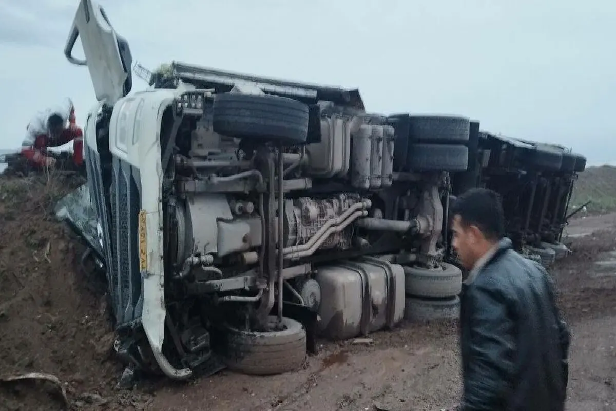 دو مصدوم بر اثر واژگونی تریلی در محور قزوین-رشت