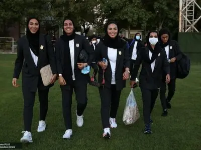 پرواز بانوان فوتبال ایران به ازبکستان با خلبان خانم (ویدیو)