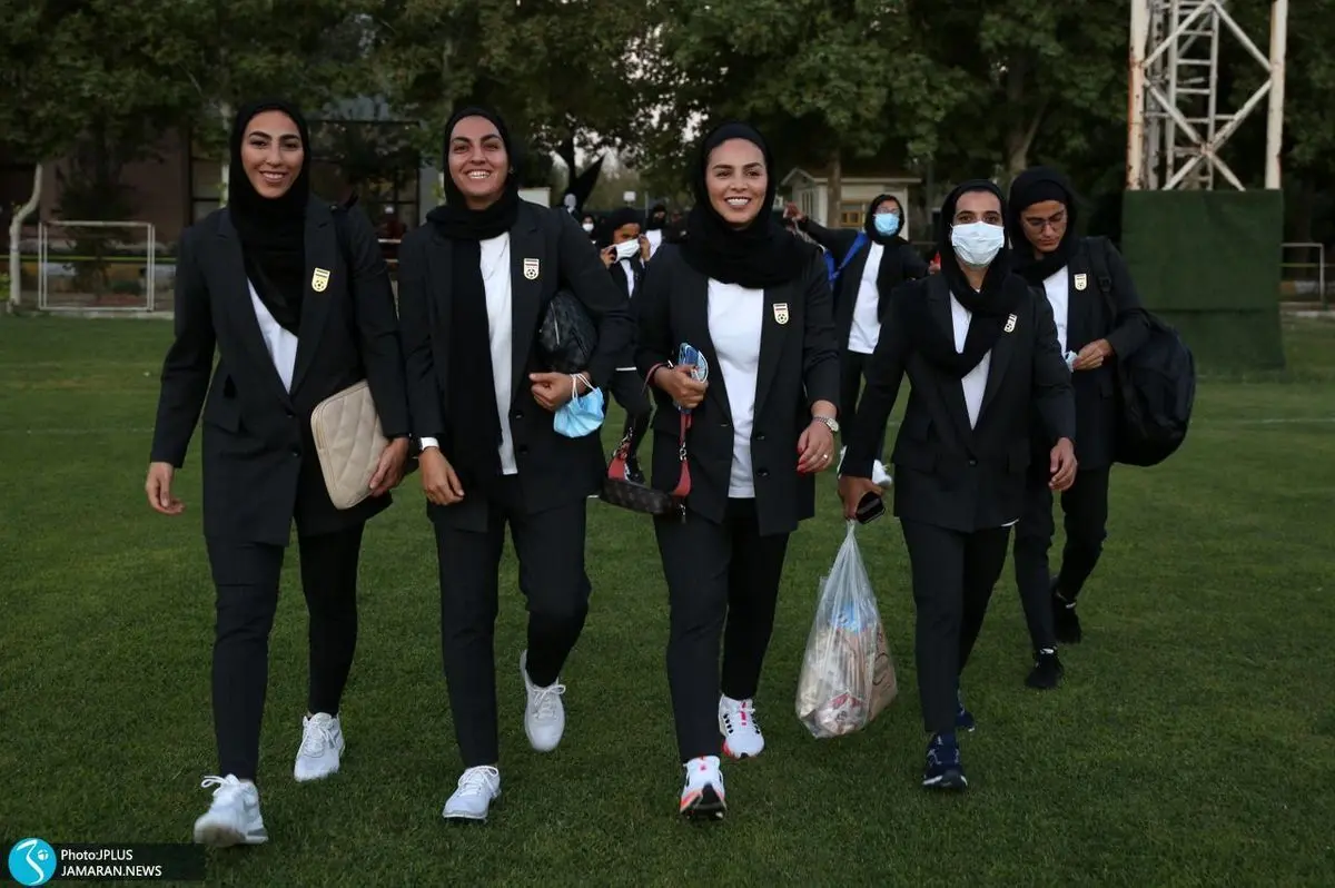 پرواز بانوان فوتبال ایران به ازبکستان با خلبان خانم (ویدیو)