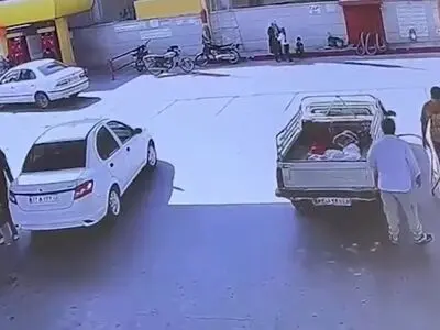 انفجار وانت در جایگاه گاز پارسیان قم + فیلم