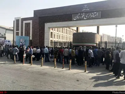 کارگران گروه ملی فولاد اهواز برای روز ششم در مقابل استانداری تجمع کردند