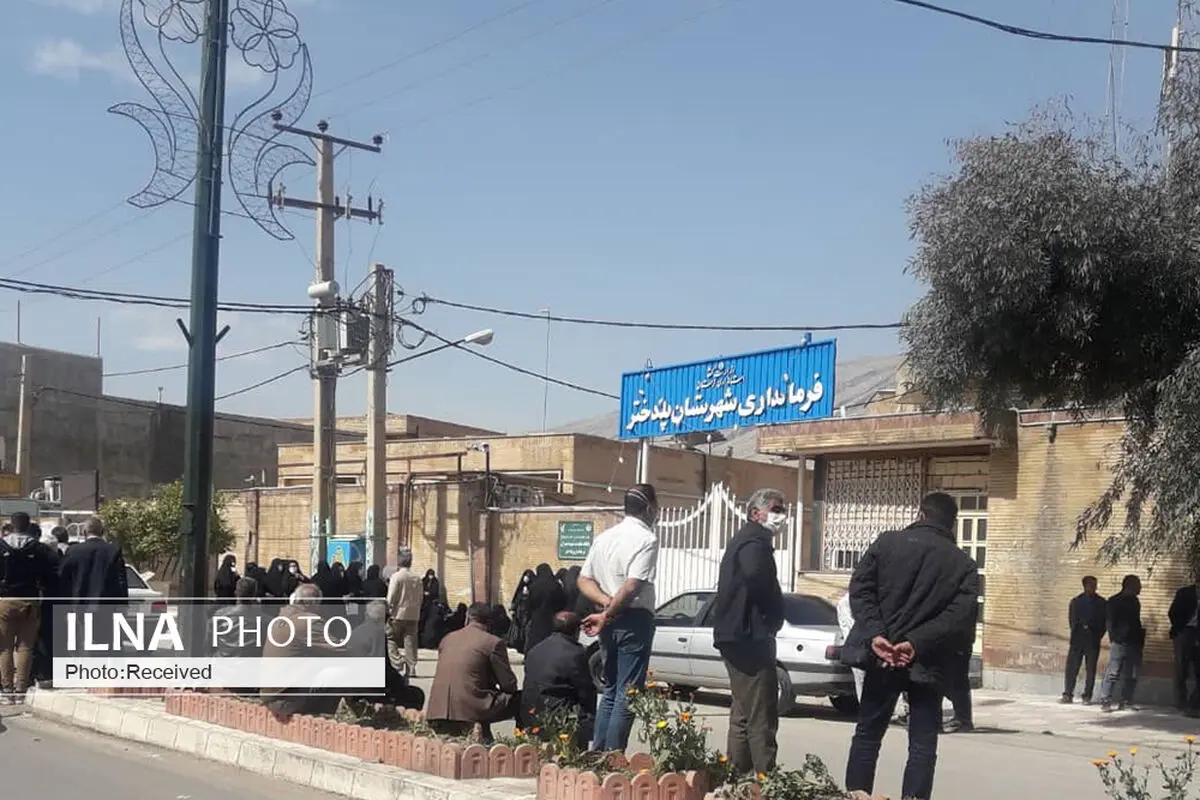 مردم پلدختر  مقابل فرمانداری تجمع کردند 