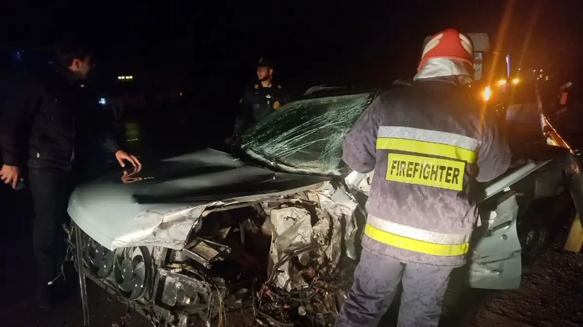 امدادرسانی آتش نشانان شهرکرد در حادثه تصادف دو خودرو