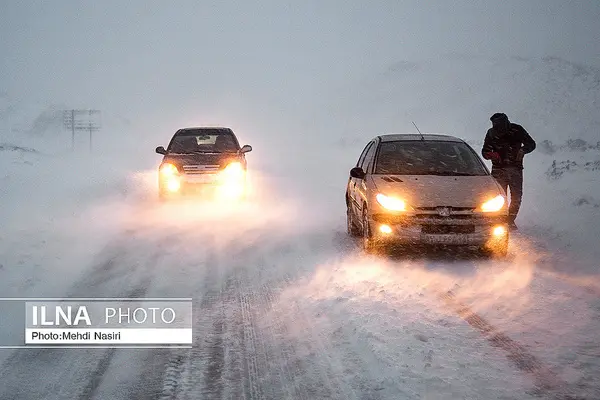 لغزندگی جاده های استان فارس در پی بارش برف و باران 