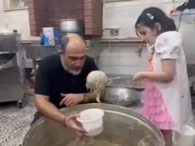 نذری کشیدن مهران غفوریان و دخترش در روز تاسوعا + فیلم