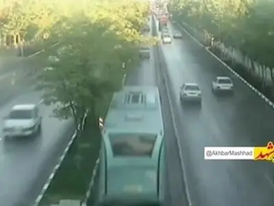 لحظه هولناک متلاشی شدن پراید توسط اتوبوس 