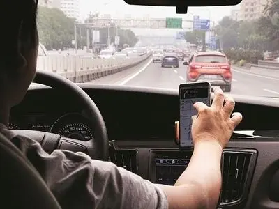 بین رانندگان تاکسی‌های اینترنتی و سکو‌ها رابطه‌ کارگری-کارفرمایی وجود دارد 