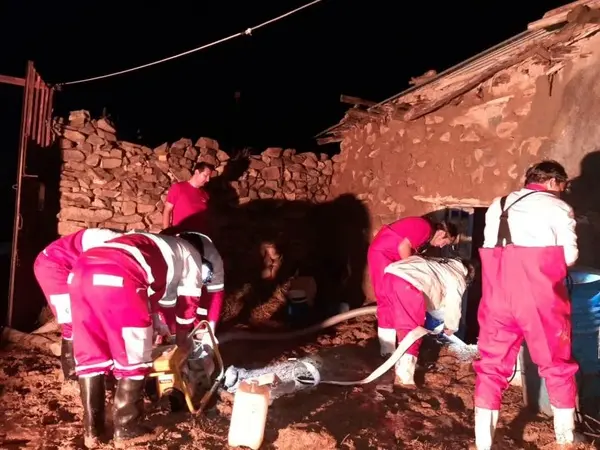 تخلیه آب ۵ منزل مسکونی در روستای حاج سیران توسط تیم های هلال احمر