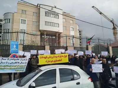 تجمع  کارگران متقاضی مسکن در زنجان/ بعد ۵ سال هنوز خانه‌دار نشدیم!