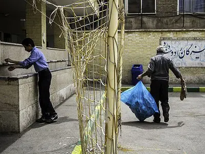 دستفروشی و نظافت منزل؛ شغل دوم باباهای مدرسه