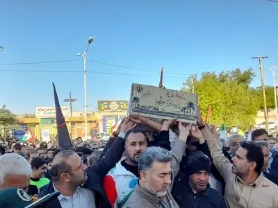 پیکر پاک شهید گمنام ۱۷ ساله در ورزشگاه تختی اهواز تشییع و به خاک سپرده شد