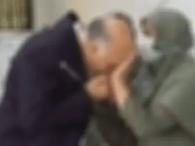 ادامه حواشی بوسه چهره مشهور بر دست زن کارگر+ عکس