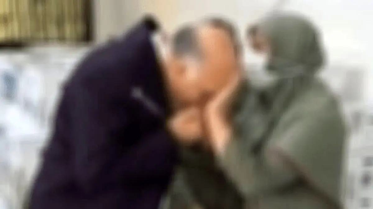 ادامه حواشی بوسه چهره مشهور بر دست زن کارگر+ عکس