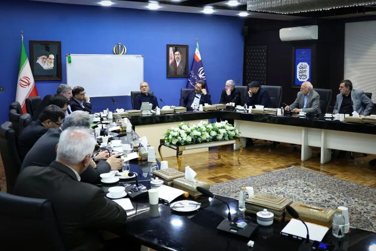 بزشکیان: استراتیجیة العدو تعتمد على تعطیل الاقتصاد والضغط على معیشة الشعب