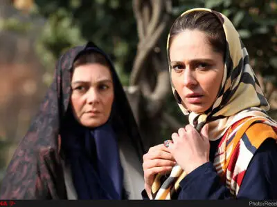 رعنا آزادی‌ور در «به وقت خماری»