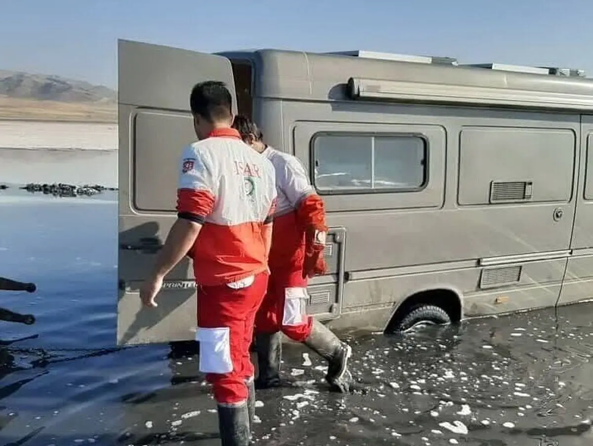 نجات ۲ خودروی توریستی در دریاچه نمک قم