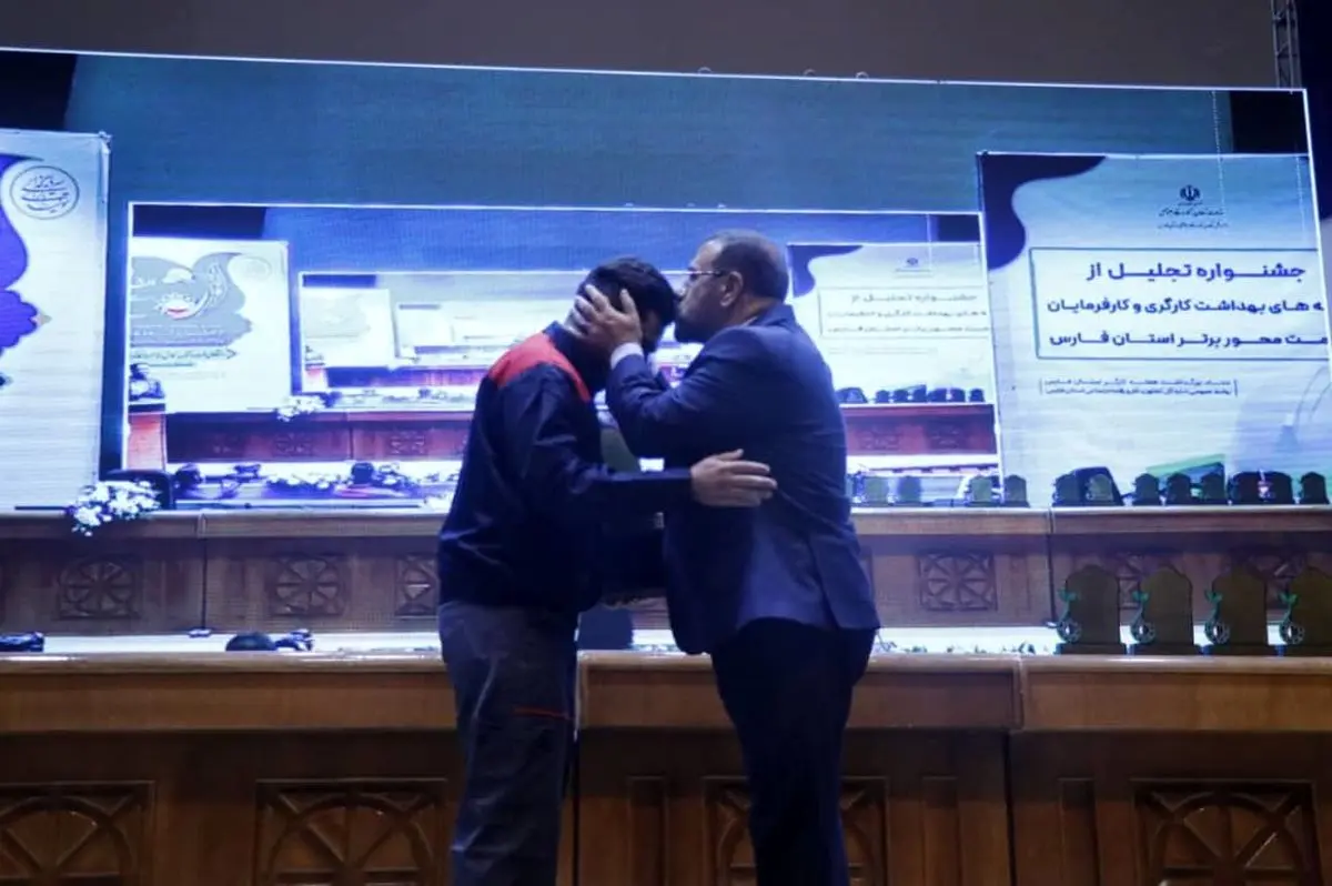 بوسه استاندار فارس بر پیشانی کارگر