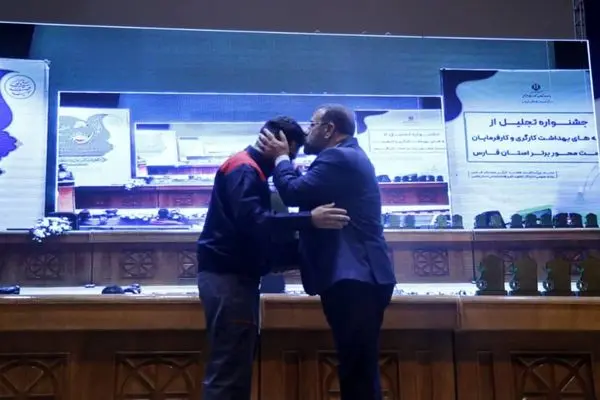 بوسه استاندار فارس بر پیشانی کارگر