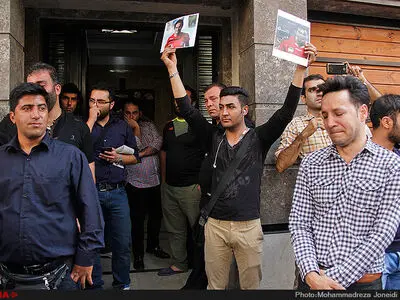 تجمع هواداران مقابل منزل هادی نوروزی/کاپیتان نکو در منزل کاپیتان فقید