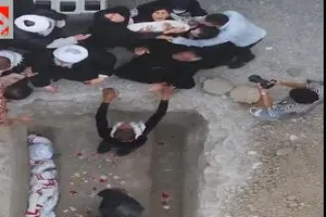 تصویری از مادر مینابی که نمی خواهد به آخرین در آغوش کشیدن شهیدش پایان دهد+ فیلم