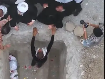 تصویری از مادر مینابی که نمی خواهد به آخرین در آغوش کشیدن شهیدش پایان دهد+ فیلم