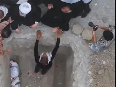 تصویری از مادر مینابی که نمی خواهد به آخرین در آغوش کشیدن شهیدش پایان دهد+ فیلم