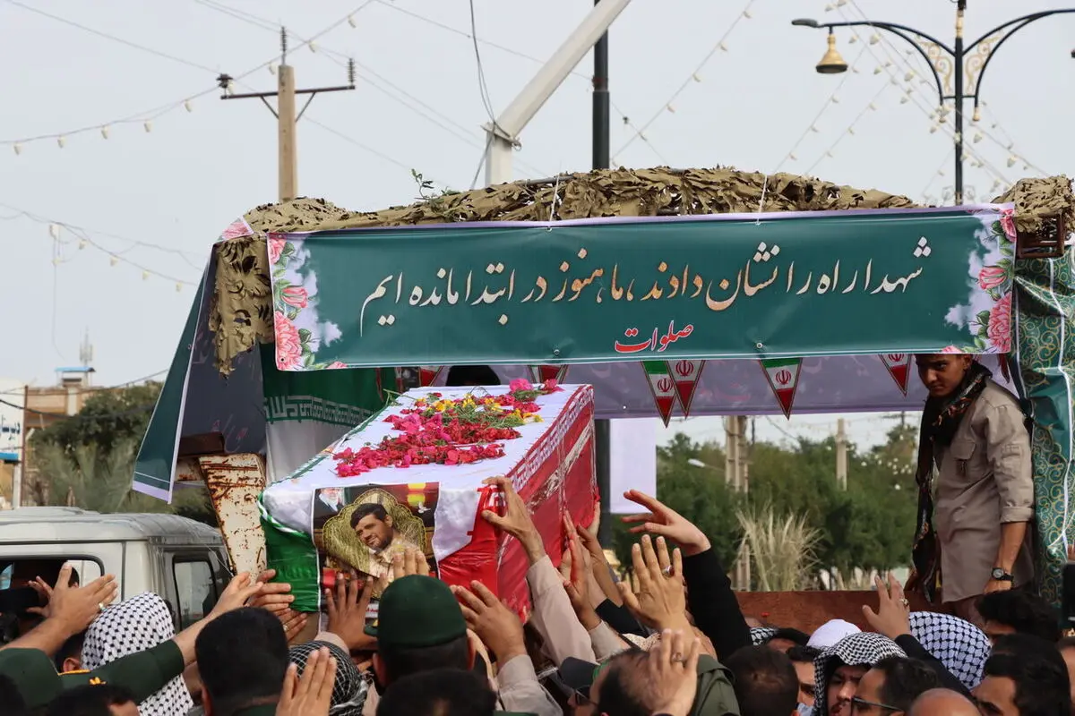 تشییع پیکر پاک دو شهید جنگ رمضان در آبادان 