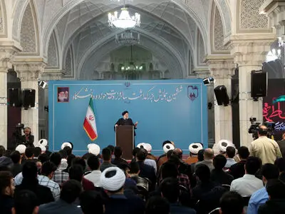 روشنفکر واقعی به موقع مخاطرات را شناسایی و با شجاعت هشدارهای لازم را ارائه می‌دهد