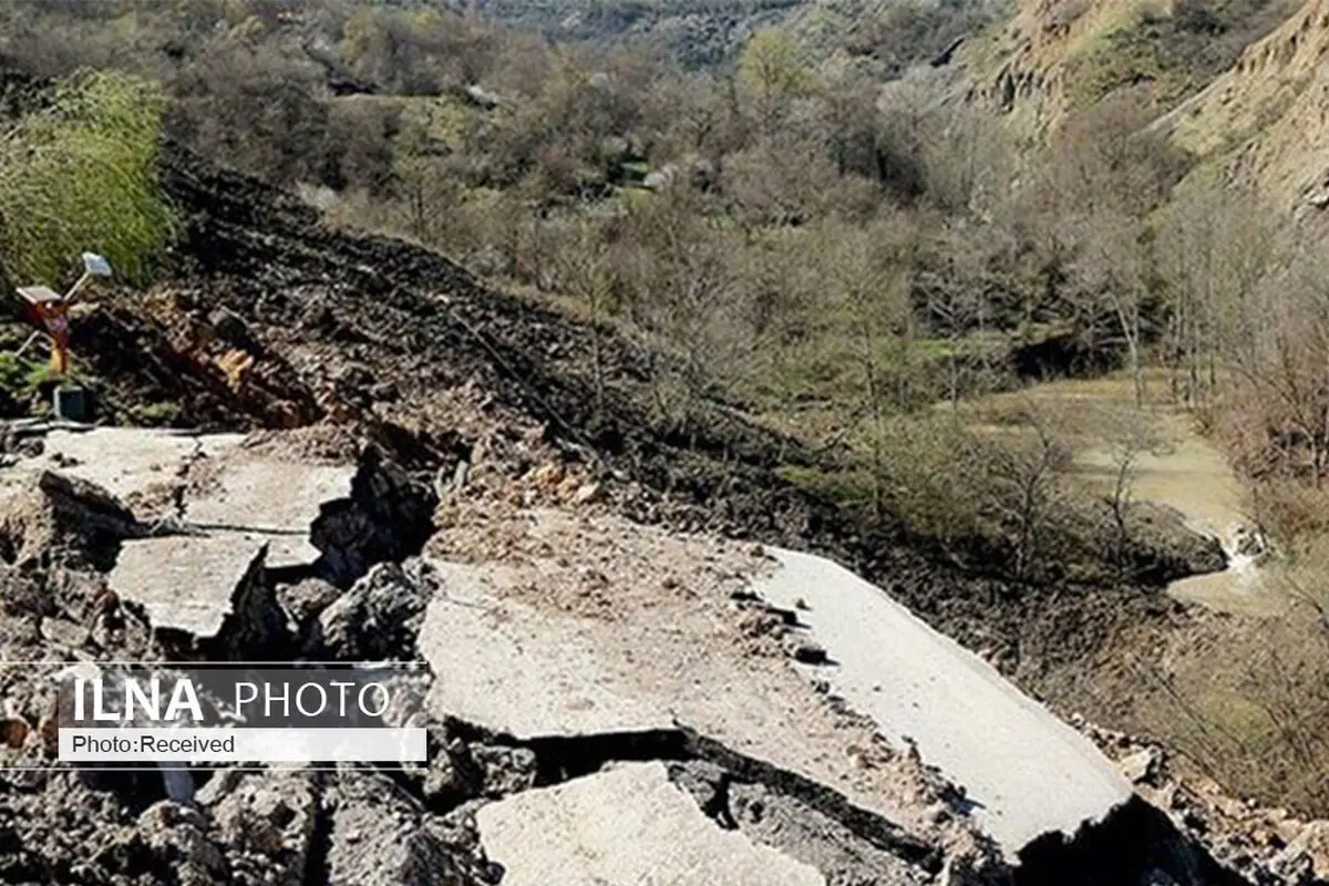 جابجایی اهالی روستای خوبکوه به علت رانش زمین 