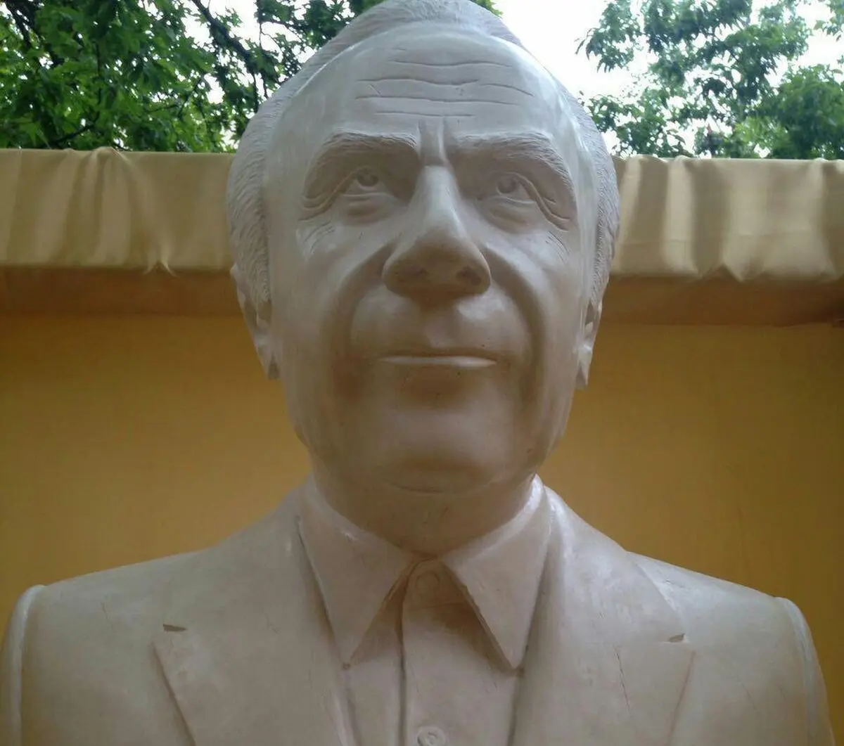 سردیس زنده‌یاد اکبر رادی رونمایی شد