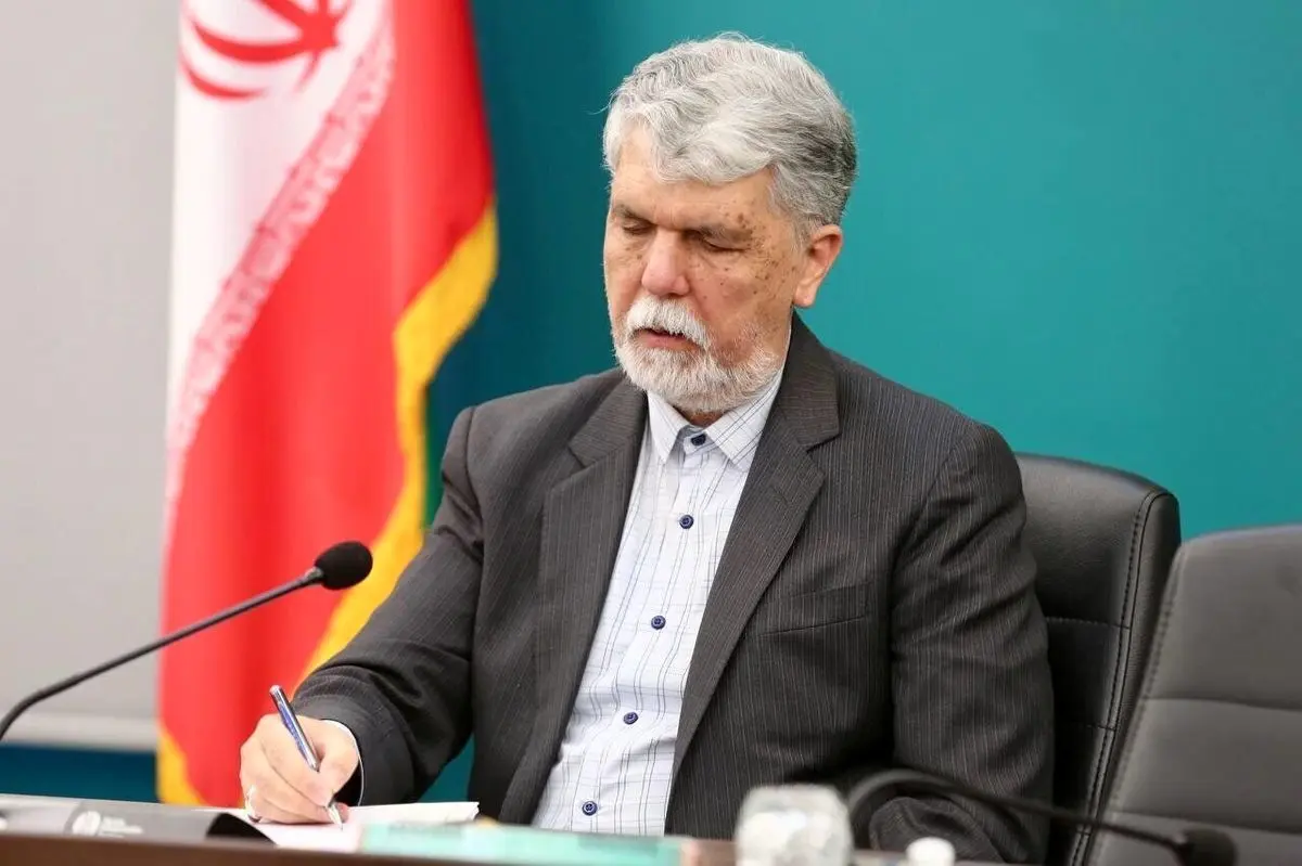 آثار حمید هیراد توانست با نسل جوان ارتباط خوبی بگیرد