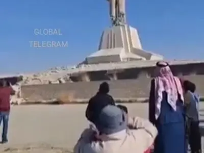 سرنگونی مجسمه بزرگ و مشهور حافظ اسد + فیلم
