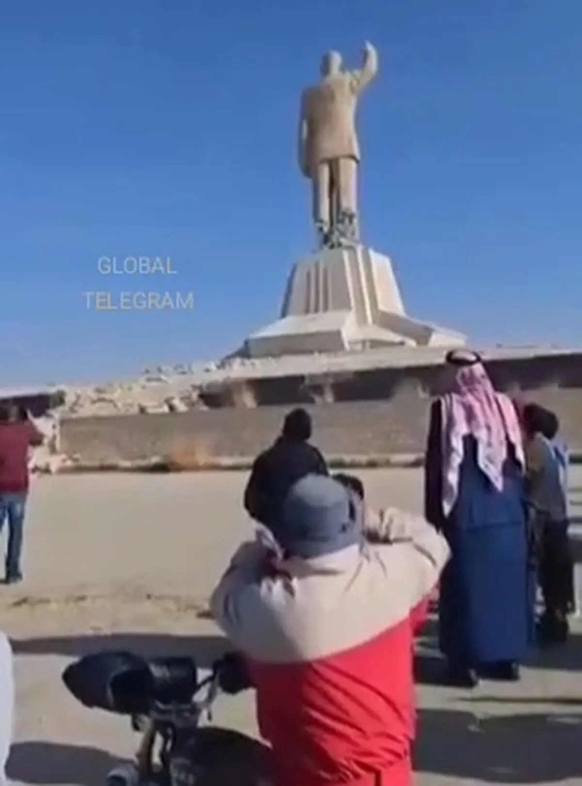 سرنگونی مجسمه بزرگ و مشهور حافظ اسد + فیلم