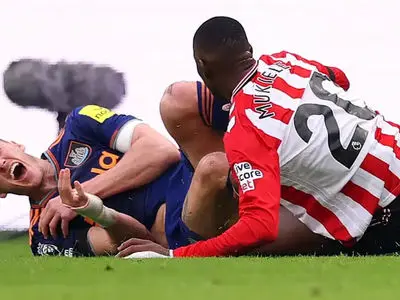 انتقال مدافع نیوکاسل به بیمارستان پس از مصدومیت شدید