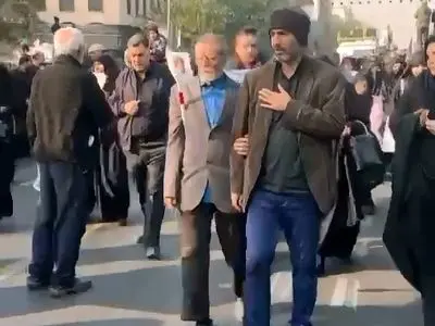 تصویری از فردی نابینا که با چشم دل به استقبال شهدای گمنام آمده است