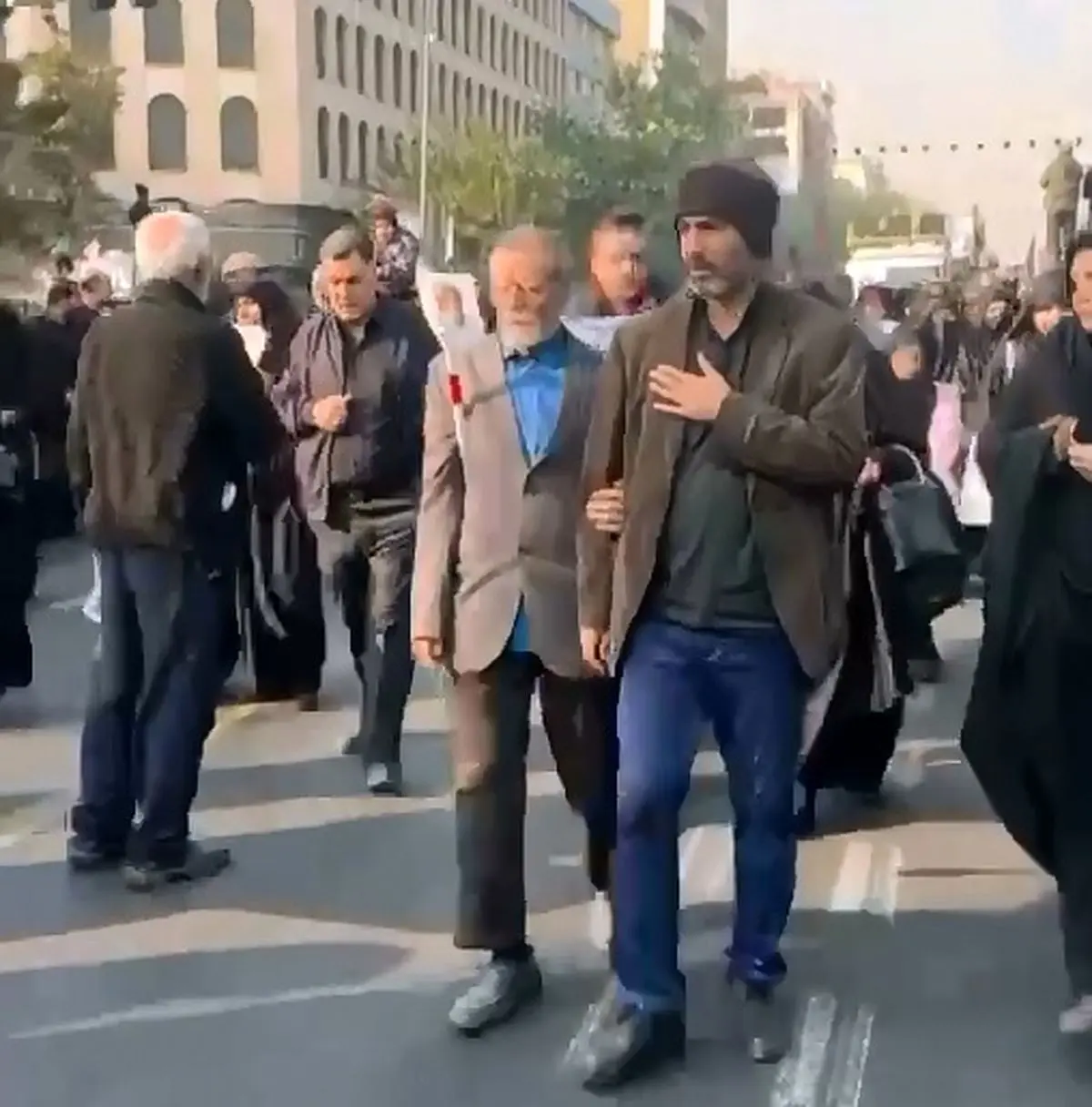 تصویری از فردی نابینا که با چشم دل به استقبال شهدای گمنام آمده است