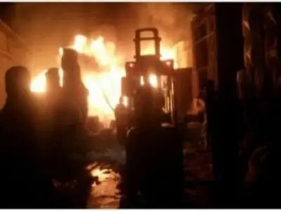 مهار آتش یکی از مخازن گاز کارخانه تولید فوم 