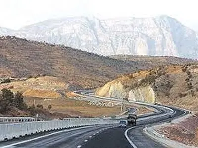 ریزش کوه در آزادراه خرم‌آباد پل زال