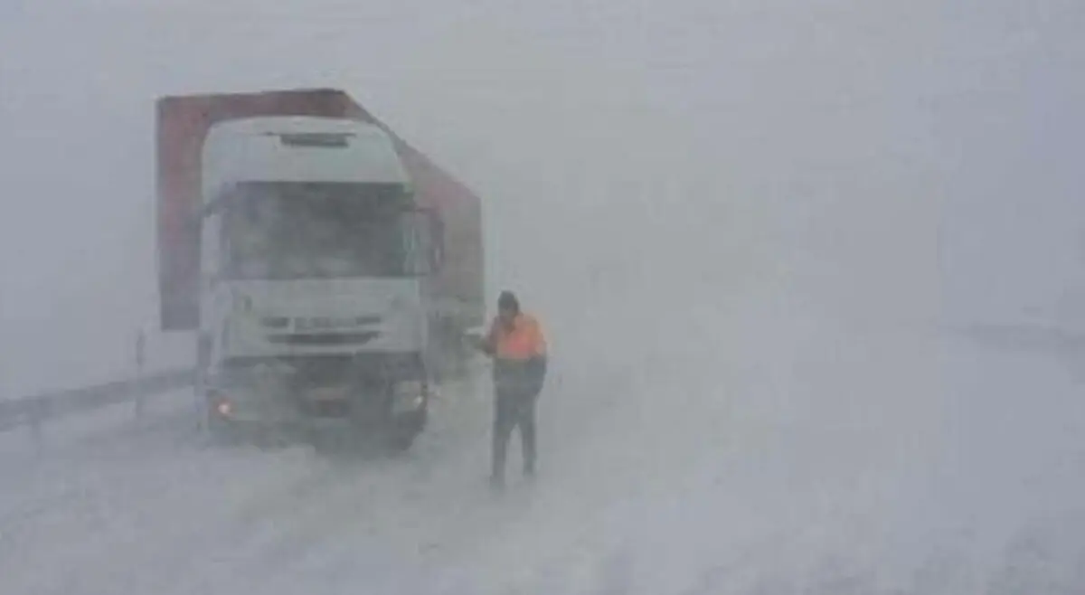 
تردد انواع تریلر در محورهای هراز و کندوان تا فردا ممنوع است