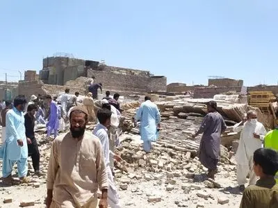 فرو ریختن دیوار انبار کاشی بر سر رهگذران شیرآباد زاهدان/ تعداد مصدومان و جانباختگان مشخص نیست+ فیلم