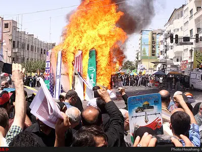 مترو تهران تماشاگه عکس و پوسترهای روز جهانی قدس شد