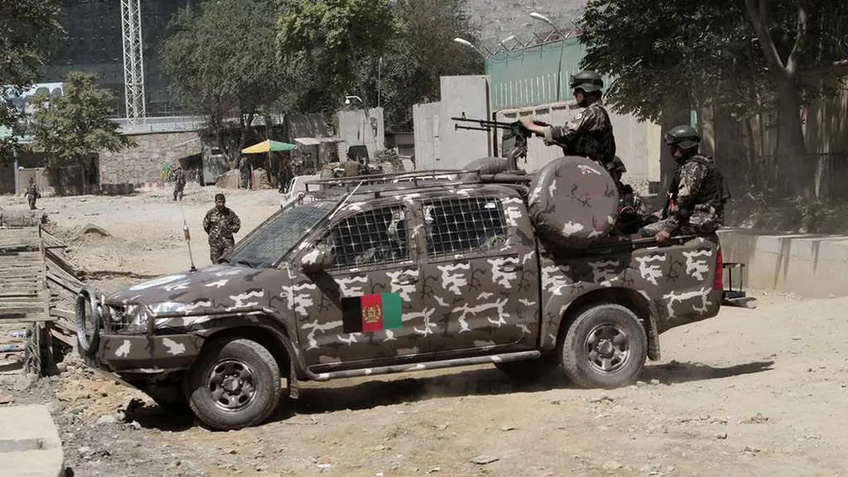 بیش از ۱۰ کشته و زخمی در پی حمله طالبان به یک مجتمع تجاری