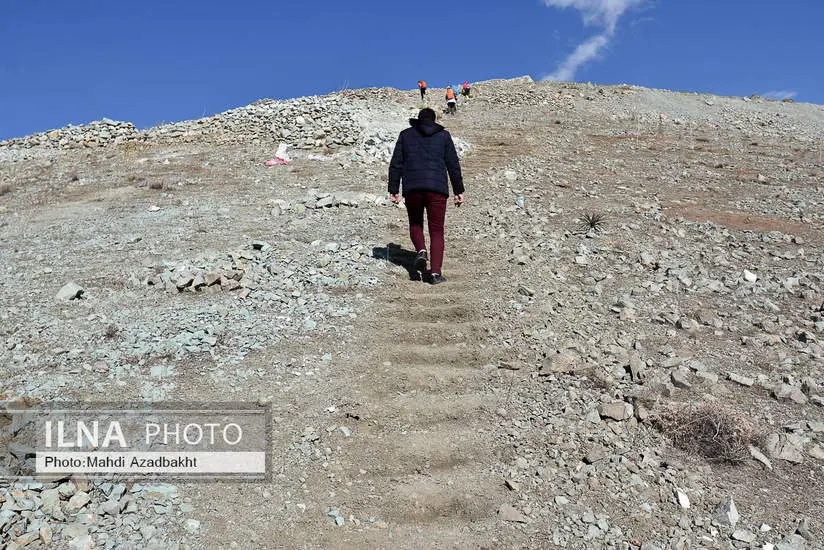 مسیر پلکانی خود ساخته برای ساخت و ساز در دل کوه